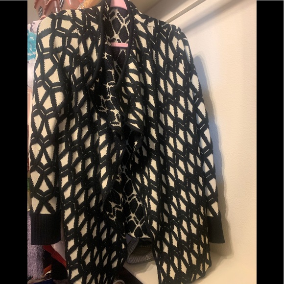 NWOT- Thick 3D Design Knitted Open Sweater- S/M - Picture 1 of 4